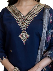 Salwar Kameez traditionnel bleu marine brodé avec dupatta floral, tenue ethnique pour femme, toutes saisons, style quotidien, tissu en soie satinée, livraison rapide - Product Image 4