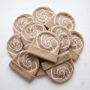 Bonnet tricoté personnalisé en gros, bonnet à revers rayé gris anthracite, chaud pour l'hiver, en acrylique, fournisseur en gros d'accessoires de tête - Product Image 3