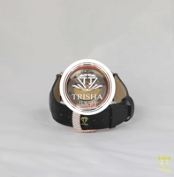 Montre de luxe pour homme en moissanite VVS, boîtier en or rose, bracelet en cuir noir, montre-bracelet de créateur personnalisée sertie de diamants par Trisha Jew