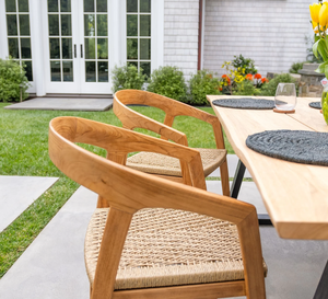 Chaise de jardin scandinave contemporaine en bois avec assise tressée et pieds coniques – Mobilier d'extérieur écologique au design durable pour villa - Product Image 2