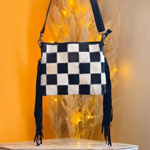 Bolso bandolera de cuero genuino 100% con diseño de cuadros en blanco y negro, con flecos largos y detalles hechos a mano. - Product Image 2