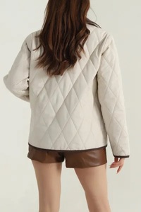 เสื้อแจ็คเก็ตพัฟเฟอร์ทรงเข้ารูปสำหรับผู้หญิง EVER GLOW รุ่น Autumn/Winter ระบายอากาศได้ดี มีฮู้ด แต่งขอบด้วยหนังแกะ ผ้าแคนวาส ปิดด้วยซิป - Product Image 3