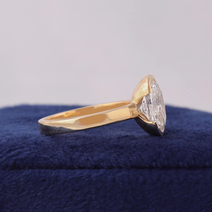 Anillo de compromiso con diamante ovalado cultivado en laboratorio, oro amarillo, estilo clásico - Product Image 3