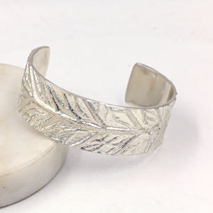 Bracelet manchette en laiton argenté fait main avec plume - Jonc ouvert gravé motif feuille style bohème - Cadeau ajustable inspiré de la nature pour elle - Product Image 6
