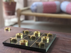 Juego de Tic Tac Toe de Mármol Negro Premium con Piezas de Latón Dorado Cepillado X y O, Tablero de Mesa Clásico Moderno Decorativo - Product Image 2