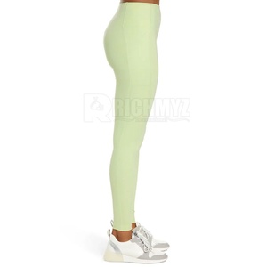 Leggings confortables pour femmes avec soutien de la taille haute, en Spandex/Polyester, logo sur la jambe gauche - Parfaits pour le yoga et les activités de plein air - Product Image 4