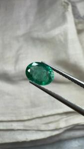 พลอยมรกตธรรมชาติจากเหมืองแซมเบีย รับรองโดย GIA น้ำหนัก 1 กะรัต รูปทรงวงรี สีเขียว สำหรับทำแหวนหรือจี้ งานสั่งทำพิเศษ พร้อมคุณสมบัติการเปลี่ยนสี - Product Image 3