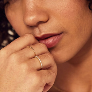 Anillo de banda de oro con diamantes cultivados en laboratorio de corte redondo, estilo media eternidad, para mujer, joyería fina. - Product Image 4