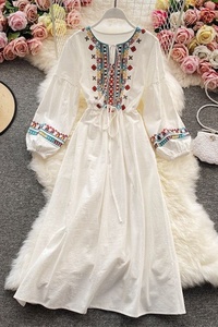 Vestido Maxi Bohemio Bordado para Mujer, Elegante Vestido Largo Blanco de Algodón y Lino con Bordado Tribal Geométrico Vintage - Product Image 2