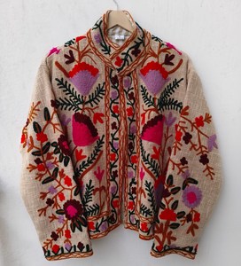 Chaqueta de Algodón Acolchada Suzani Reversible Hecha a Mano, Bordada con Diseño Floral Boho, Transpirable y Ecológica - Product Image 1