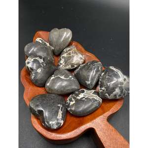 หินแบล็คแมมบาธรรมชาติรูปหัวใจขนาดเล็ก สำหรับเป็นของขวัญและสะสม หินบำบัดรูปหัวใจขัดเงาด้วยมือ - Product Image 3