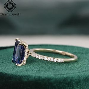 Bague de fiançailles classique pour femme en argent plaqué or rose 18 carats avec moissanite taille coussin et sertissage à griffes - Product Image 4