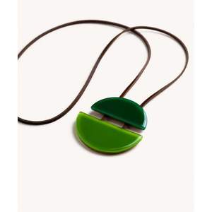 Collier artisanal en résine et bois, élégance intemporelle, artisanat en résine - Product Image 5