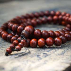 Collier de prière et de méditation religieux en bois de santal beige naturel, 108 perles rondes, Sigma Exports, emballage en vrac, OEM ODM, vente en gros - Product Image 3