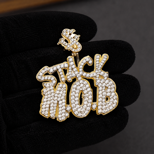 Colgante Personalizado de Alta Calidad con Nombre, Cadena de Plata Chapada en Oro Amarillo de 14k, Precio de Fábrica, Moissanita VVS Iced, Aniversario - Product Image 1