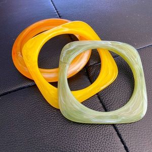 Juego de Brazaletes de Resina con Forma de Corona Clásica para Mujer, Hechos a Mano en Uttar Pradesh, para Aniversarios - Product Image 3