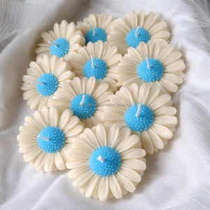 Velas Flotantes de Zinnia Azul Cielo Hechas a Mano – Decoración Floral Escultural Estética de Cera de Soja - Product Image 4