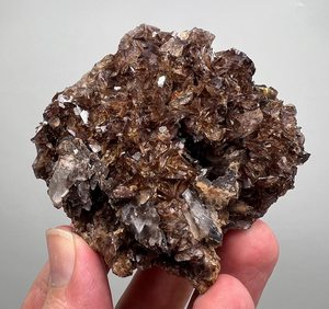 Cristaux naturels d'axinite en grappe sur matrice provenant de Skardu, Pakistan – Spécimen minéral rare, pièce de collection pour présentation - Product Image 2