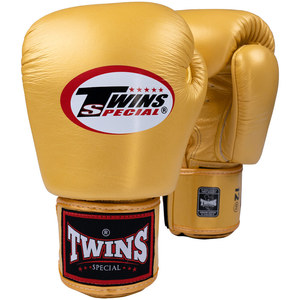 นวมชกมวยไทย Twins หนังแท้สีทอง สายรัดแบบ Hook Loop ระบายอากาศได้ดี ซับเหงื่อ เหมาะสำหรับการฝึกซ้อม - Product Image 1