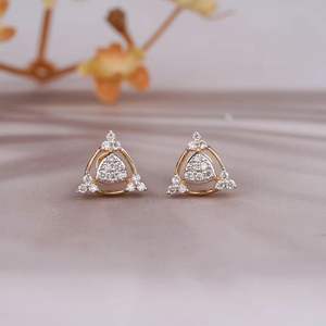 Pendientes de Diamantes en Racimo en Oro – Pendientes de Diseño Geométrico Moderno, Joyería de Diamantes Elegante para Uso Diario - Product Image 1