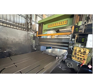 Machine à fraiser manuelle horizontale robuste de grande taille d'occasion avec broche BT40, modèle YM-204 - Product Image 1