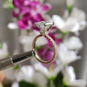แหวนหมั้นมอยส์ซาไนต์ทรงปรินเซสคัท 2 กะรัต ทองคำขาว 14k แหวนแต่งงานเพชรทรงสี่เหลี่ยม 3/4 วงสำหรับผู้หญิง ทรงปรินเซส - Product Image 2