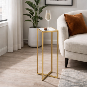 Mesa de Centro Delgada con Acabado Dorado y Tapa de Vidrio Cuadrada, Mueble de Diseño Contemporáneo que Ahorra Espacio para una Sala de Estar y Bar Elegantes - Product Image 1
