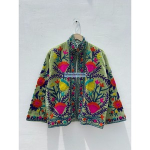 Veste en velours Suzani multi-brodée, faite à la main, courte, unisexe, avec deux poches latérales, style printemps - Product Image 2