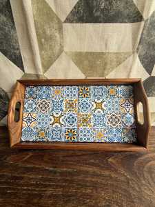Bandeja rectangular de madera con diseño de azulejos mediterráneos, vajilla decorativa hecha a mano para fiestas, desayunos y cenas. - Product Image 3