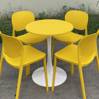 Table en plastique durable, légère et minimaliste pour événements extérieurs, repas en plein air, écoles, villas et usage commercial