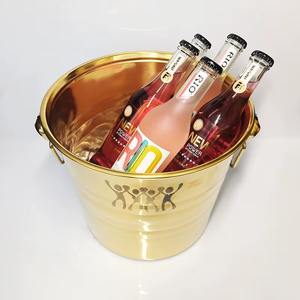 Cubeta para hielo metálica de tonos cálidos y llamativos, diseñada para complementar los accesorios modernos de cocina y bar. - Product Image 1