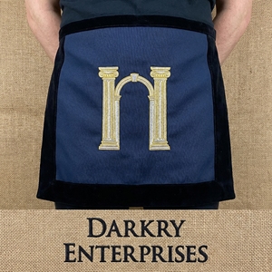 Tablier d'officier maçonnique personnalisé en velours bleu roi avec broderie à la main en fil d'argent et couronne de laurier, articles faits main - Product Image 4