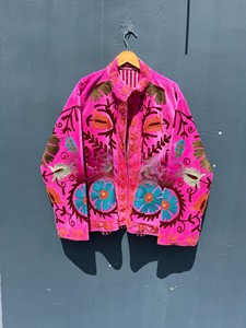 Chaqueta de Terciopelo Rosa Brillante de Lujo, Hecha a Mano con Bordado Floral Tradicional, Ropa de Invierno, Estilo Boho Chic, Chaqueta Abierta por Delante - Product Image 1