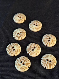 Boutons écologiques à trous, polis, ronds, de bonne qualité, naturels, faits à la main, pour vêtements et chemises - Product Image 4