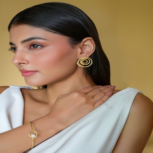 Pendientes de Moda Vintage para Mujer, Resistentes al Agua, Chapados en Oro de 18K, Tipo Huggie, Venta al Por Mayor para Fiestas - Product Image 3