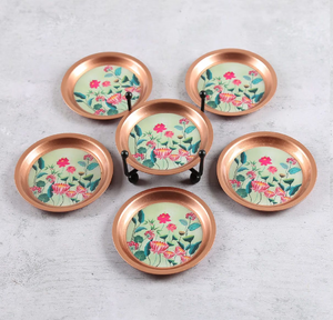 Posavasos redondos de latón tallados a mano con grabado floral detallado en el interior y bordes elevados, disponibles a precios de mayorista. - Product Image 2