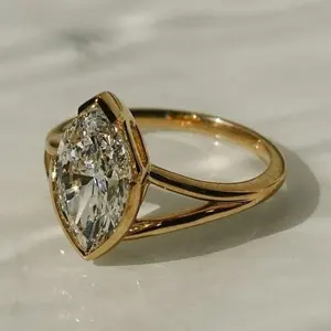 Bague de fiançailles solitaire en moissanite taille marquise 1,47 carat plaquée or jaune 14 carats - Product Image 3