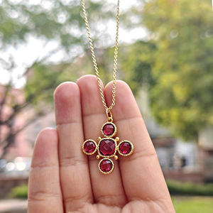 Collar con colgante de cuarzo rubí con corte a cuadros, diseño cruzado, chapado en oro sobre latón, texturizado, con cadena ajustable, el más vendido. - Product Image 6