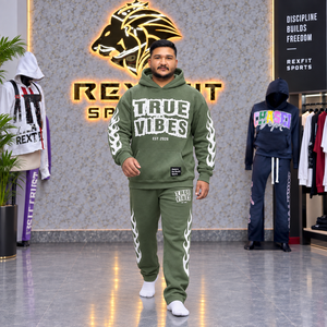 เสื้อฮู้ดดี้กราฟิกสีเขียวมะกอกแบบใหม่สำหรับผู้ชาย กางเกงวอร์มผ้าฟลีซทรงหลวม สวมใส่สบาย เหมาะสำหรับฤดูหนาว สตรีทแวร์ รับผลิตแบบ OEM พร้อมป้ายกำกับสั่งทำ - Product Image 2