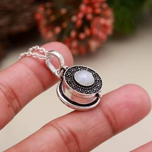 จี้รูปทรงล็อกเก็ตประดับมูนสโตนสีรุ้ง NIKHIL GEMS ทำด้วยมือจากเงินแท้ 925 สไตล์วินเทจ เหมาะสำหรับเป็นของหมั้น ใช้ได้ทั้งผู้หญิงและผู้ชาย พร้อมจี้เสริมเสน่ห์แบบซ่อน - Product Image 2