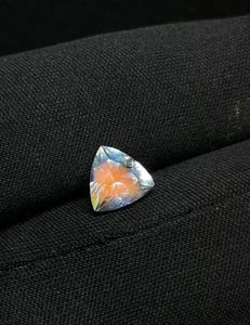Pierre de lune arc-en-ciel à facettes, taille trillion naturelle, feu d'orange. - Product Image 2