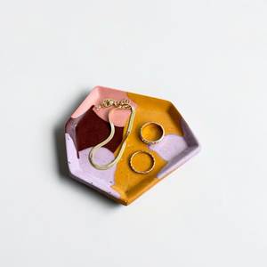 Plateau géométrique en céramique fait main avec motif marbré abstrait en jaune, rose et lilas - Product Image 1