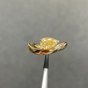 Anillo de Compromiso para Mujer en Oro Amarillo de 14K con Diamante Cultivado en Laboratorio de 1ct, Corte Pera, Color Amarillo Marrón Intenso, Claridad VS+, Engaste de Garras, Certificado IGI - Product Image 1