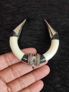 Colgante de luna creciente hecho a mano con hueso de buey y capa de latón - Joyería tribal de origen ético - Product Image 4
