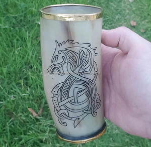แก้วไวน์และเบียร์ทรงแตรไวกิ้ง แก้วนอร์ดิกทำจากเขาควายแท้ พร้อมลายสลักมังกร ความจุ 200 มล. ผิวเคลือบดินเผา - Product Image 1