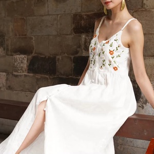 Vestido Maxi de Lino Blanco Bordado a Mano, Escote en V Favorecedor, Sin Mangas, Tela de Lino Premium Transpirable, Vestido de Verano Etéreo - Product Image 1