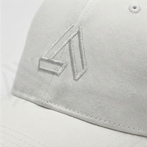 Casquette de baseball blanche à 6 panneaux avec logo brodé géométrique sur le panneau avant, unisexe, décontractée, ajustée - Product Image 4