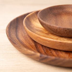 Plateau rond classique en bois d'acacia massif, résistant au lave-vaisselle, fait main, pour la présentation des aliments, idéal pour les entreprises, la maison, la table et les restaurants. - Product Image 3