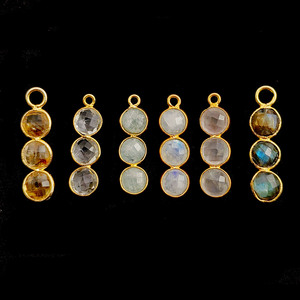 Colgantes de tres piedras de nacimiento con corte briolette redondo, chapados en oro de 14K sobre plata de ley 925, engastados en bisel de 6mm, modernos y hechos a mano. - Product Image 6