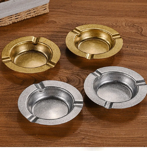 Cenicero moderno de latón macizo con un diseño único de rejilla superior, disponible a precios de mayorista. - Product Image 6